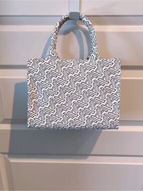 NWT Aritzia Keep Mini Patterned Navy & White Tote Bag